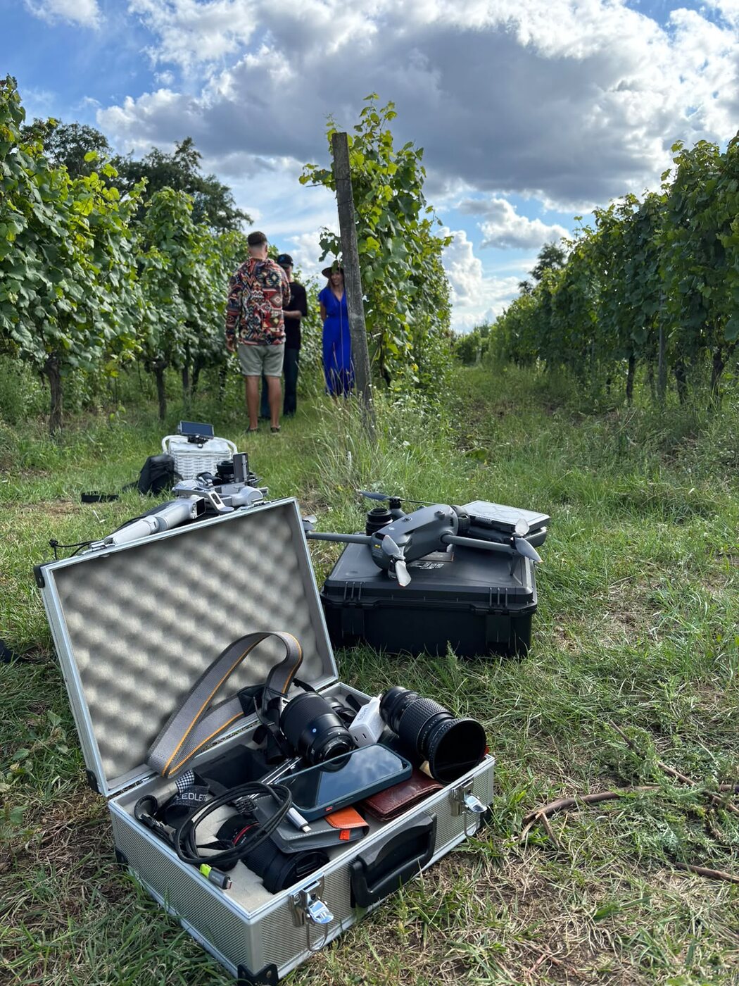 Profesjonalny sprzęt filmowy i dron przygotowane do zdjęć w winnicy